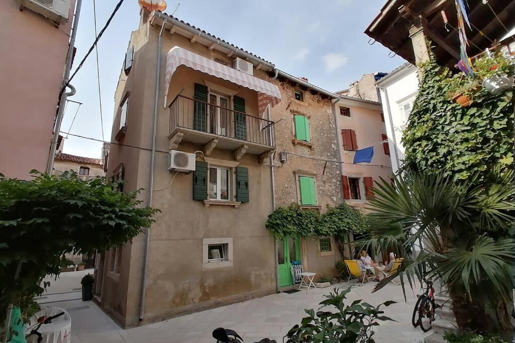 Veli Dvor Apartment *
